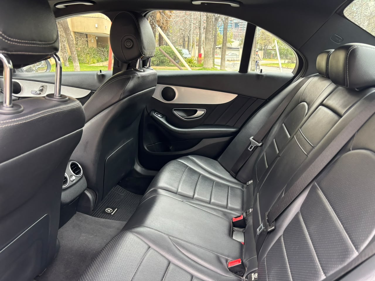 Mercedes-Benz C300 — foto 21 de 28