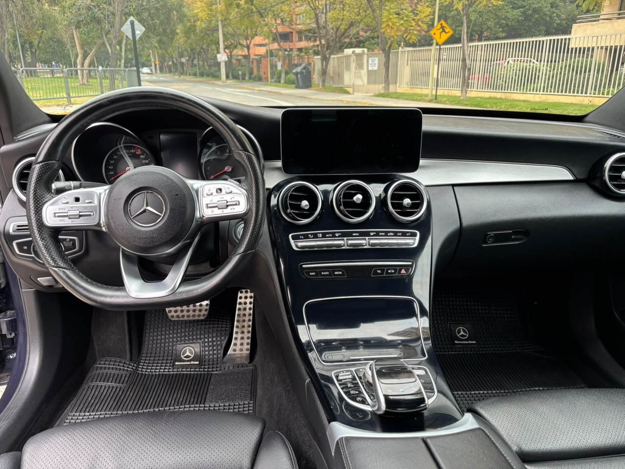 Mercedes-Benz C300 — foto 12 de 28