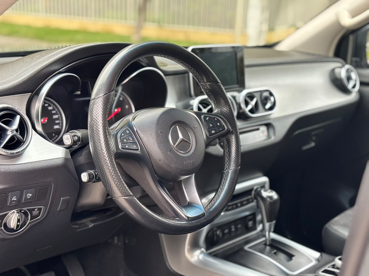 Mercedes-Benz X250D — foto 11 de 23