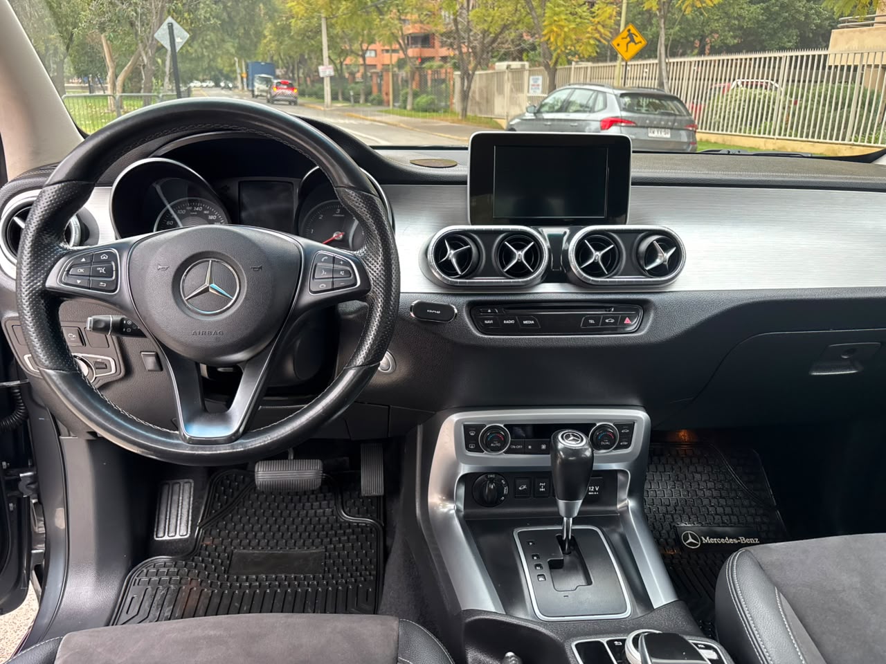 Mercedes-Benz X250D — foto 13 de 23