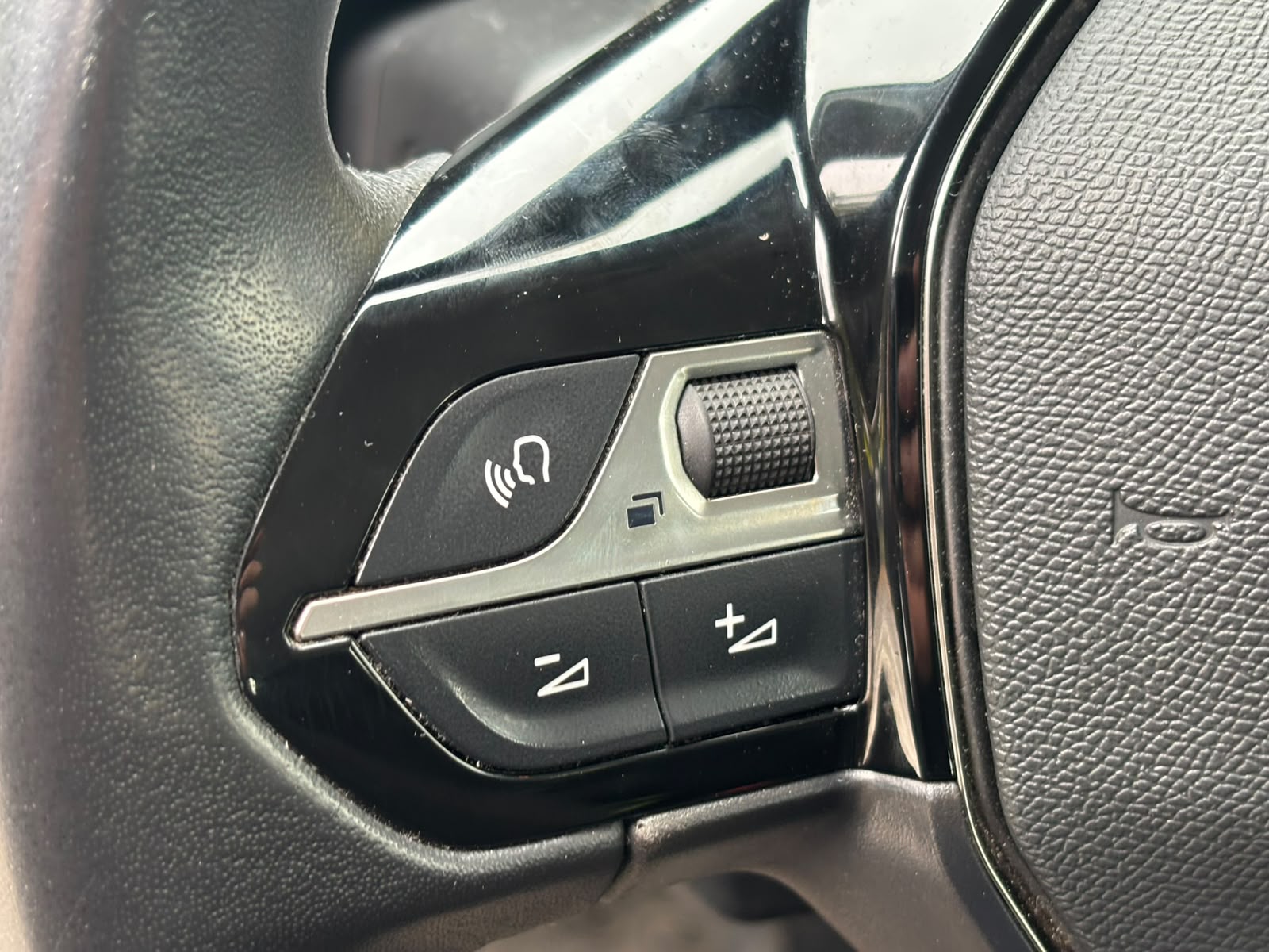 Peugeot 208 1.5 Active Pack Blue Hdi — foto 13 de 20